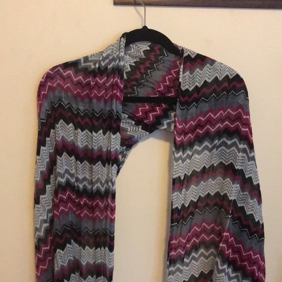 BCBG Max Azria / Miley Cyrus Chevron Scarf - Picture 4 of 5